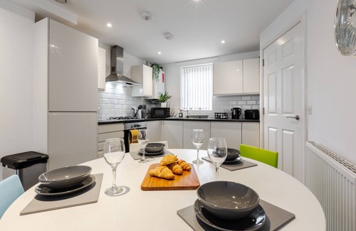 Liverpool House | Modern Townhouse - Safe Gated Parking - City Links