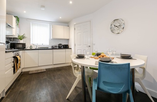 Liverpool House | Modern Townhouse - Safe Gated Parking - City Links