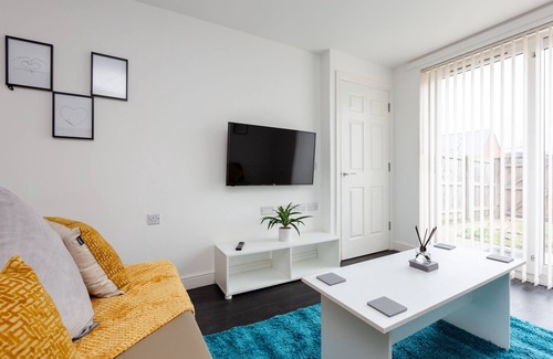Liverpool House | Modern Townhouse - Safe Gated Parking - City Links