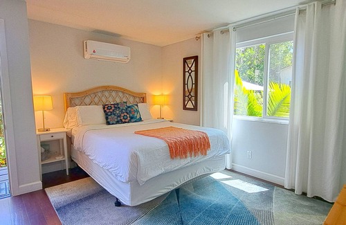 South Wrigley House | Modern Tropical Studio with PRIVATE Jacuzzi