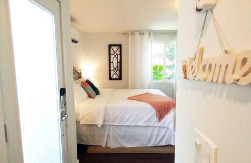 South Wrigley House | Modern Tropical Studio with PRIVATE Jacuzzi