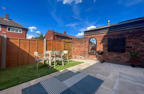 Worcester House | Modern two bed house with drive and EV parking.