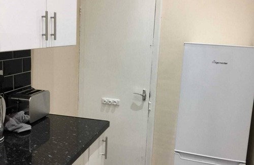 Harehills House | Modern Two Double Bed Full Entire House, Parking, WiFi