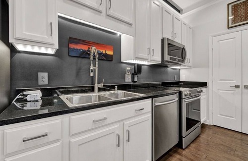 Charlotte Condo | Modern, Upscale 1-bedroom condo on the Rail Trail in South End Charlotte