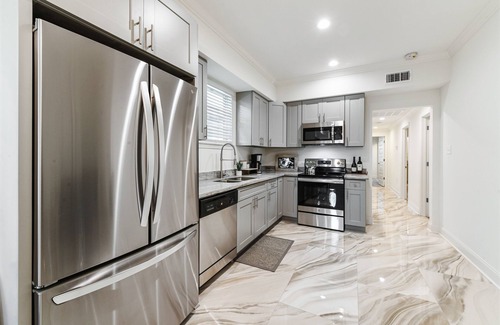 Tulane - Gravier House | Modern Upscale 5BR/5BA (4 en suite) Home near Superdome and French Quarter