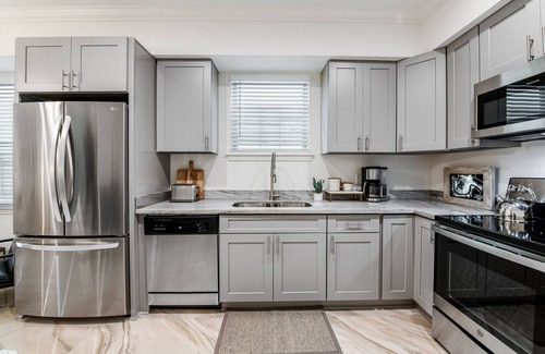 Tulane - Gravier House | Modern Upscale 5BR/5BA (4 en suite) Home near Superdome and French Quarter