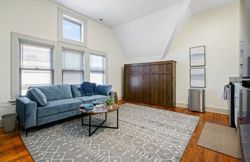 Hough Apartment | Modern Victorian Studio: Steps to Cleveland Clinic