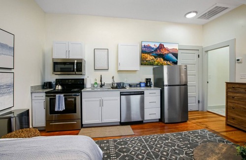 Hough Apartment | Modern Victorian Studio: Steps to Cleveland Clinic