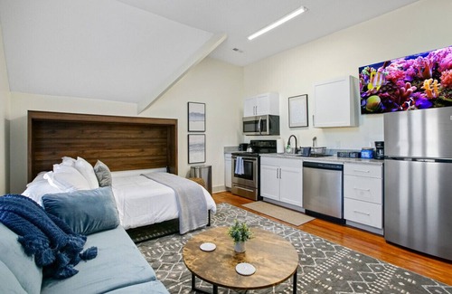 Hough Apartment | Modern Victorian Studio: Steps to Cleveland Clinic