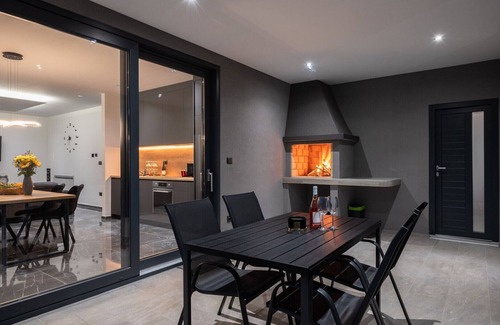 Sumber Villa | Modern Villa Alison Deluxe with private spa center and heated swimming pool