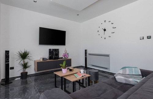 Sumber Villa | Modern Villa Alison Deluxe with private spa center and heated swimming pool