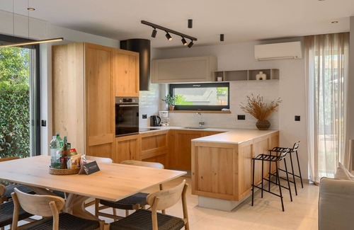 Kadumi Villa | Modern villa Vallis with pool and jacuzzi in Porec