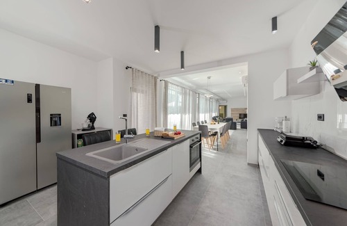 Stokovci Villa | Modern villa with infinity pool, playing field and free e-charging station