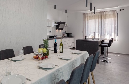 Stokovci Villa | Modern villa with infinity pool, playing field and free e-charging station