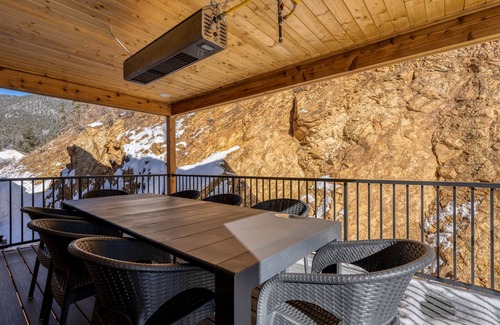 Red River House | Modern Vista Vibes: Your Epic Red River Escape