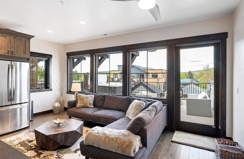 Whitefish Condo | Modern Whitefish Condo with Private Hot Tub & Views