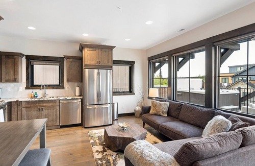 Whitefish Condo | Modern Whitefish Condo with Private Hot Tub & Views