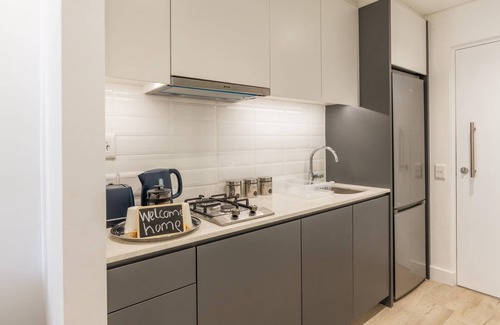 Cape Town City Centre Apartment | Modern Woodstock Apt w/Mountain View