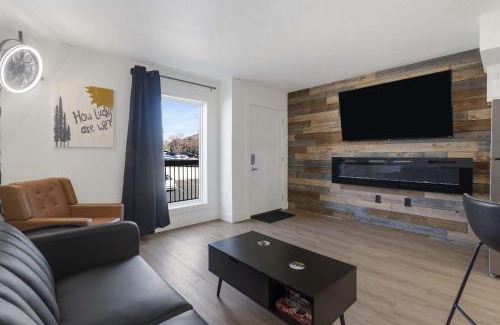 Downtown Branson House | Modern Yote Condo at Roark Creek