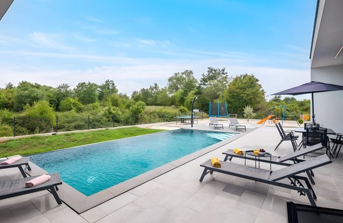 Muzini Villa | Moderna Villa sa Infinity Bazenom u Mirnoj Istri za 7 Osoba, Kućni Ljubimci DA