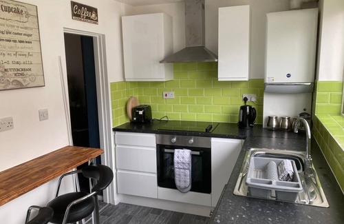 Runcorn House | Modernised 4bed stay-away-home in Runcorn sleeps 7