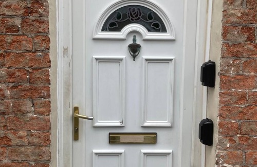 Runcorn House | Modernised 4bed stay-away-home in Runcorn sleeps 7