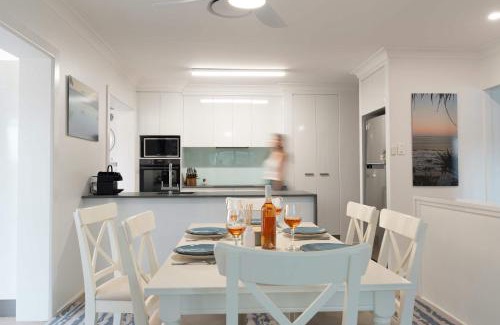 Moffat Beach Apartment | Moffat Beach Coastal Contemporary Unit A