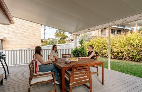 Moffat Beach Apartment | Moffat Beach Coastal Contemporary Unit A