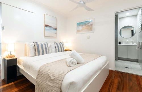 Moffat Beach Apartment | Moffat Beach Coastal Contemporary Unit A
