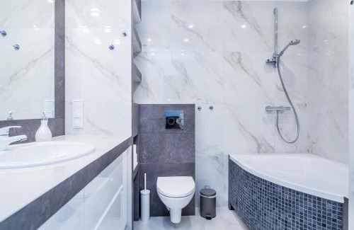 Grzegorzki Apartment | Mogilska Tower Apartments near Tauron Arena by InPoint