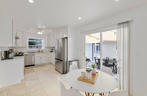 Cambrian House | Molivu Homes 3BR | NewRemodel | PetFriendly | Yard