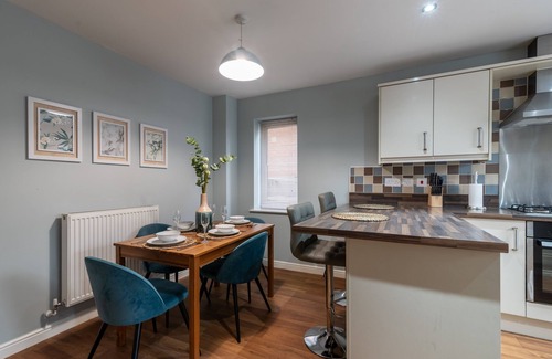 Newport House | Mon Bank II* Sleeps 5* Parking*Contractors*Groups