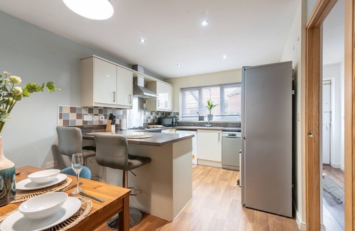 Newport House | Mon Bank II* Sleeps 5* Parking*Contractors*Groups