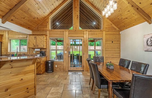 Afton House | Monkey Island Lodge - 4B/2BA Log Cabin - Lake View