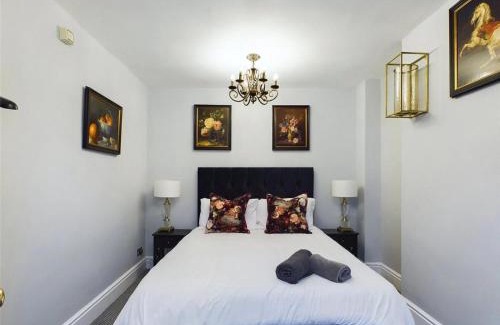 Ross-on-Wye House | Montague House Town Centre Sleeps Up To 12 Guests
