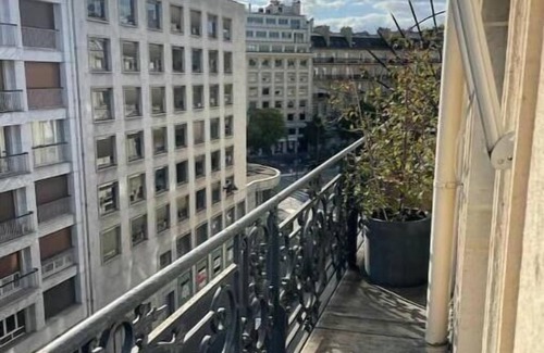 Champs-Elysees Apartment | Montaigne /Champs-Elysées