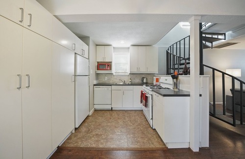Neartown House | Montrose District Guesthouse with Private Yard across from Cherryhurst Park