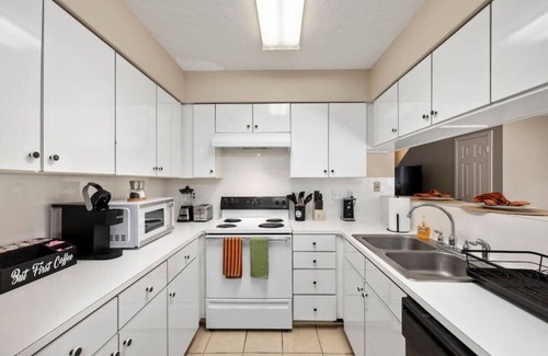 Montrose Apartment | Montrose Walk To 50+ Restaurants 1 Mile 2 Downtown