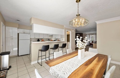 Montrose Apartment | Montrose Walk To 50+ Restaurants 1 Mile 2 Downtown