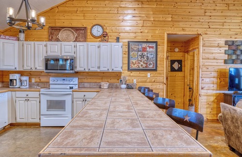 Sabinal House | Moon River/Fenced Pool, Close to Golf and Frio, Volleyball, No Bunks, FREE FRIO
