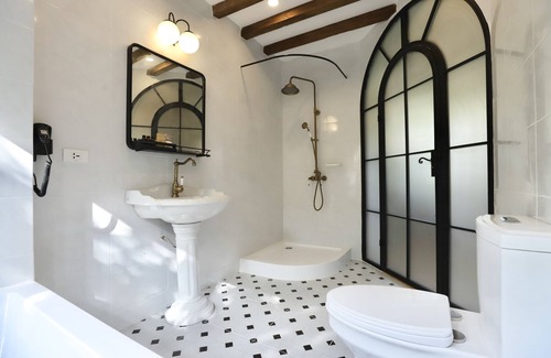 Lat Yao Hotel | Moon River Village