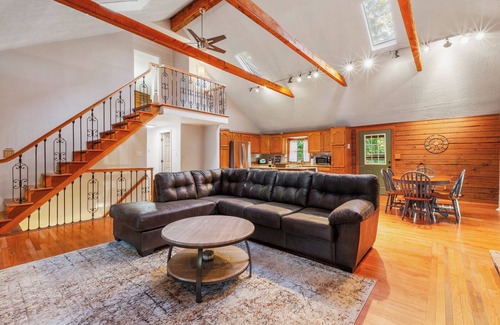 Brooks House | Moonlight Ridge Cabin Retreat in Shepherdsville