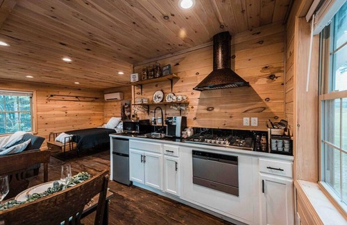 Belgrade House | Moonlight Treehouse-amazing Views Private hot tub