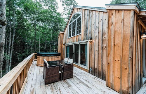 Belgrade House | Moonlight Treehouse-amazing Views Private hot tub