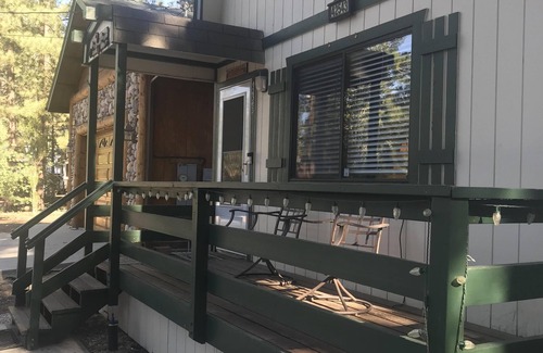 Big Bear Lake Cabin | Moonridge Retreat-Spa/BBQ/4 Season Retreat-Blocks from both mountain bike parks