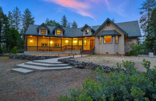 Mariposa House | Moonrise Lodge - A Large Vacation Home in Mariposa