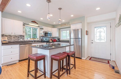 Ocean Pines House | Moonshell - Waterfront, 3 Bedrooms, 2 Bathrooms, Sleeps 6, Non Group Rental