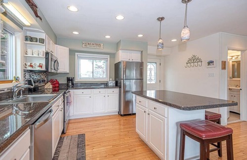 Ocean Pines House | Moonshell - Waterfront, 3 Bedrooms, 2 Bathrooms, Sleeps 6, Non Group Rental