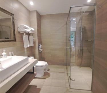 Pingzhen District Hotel | Moonshine Inn