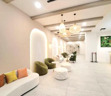 Pingzhen District Hotel | Moonshine Inn